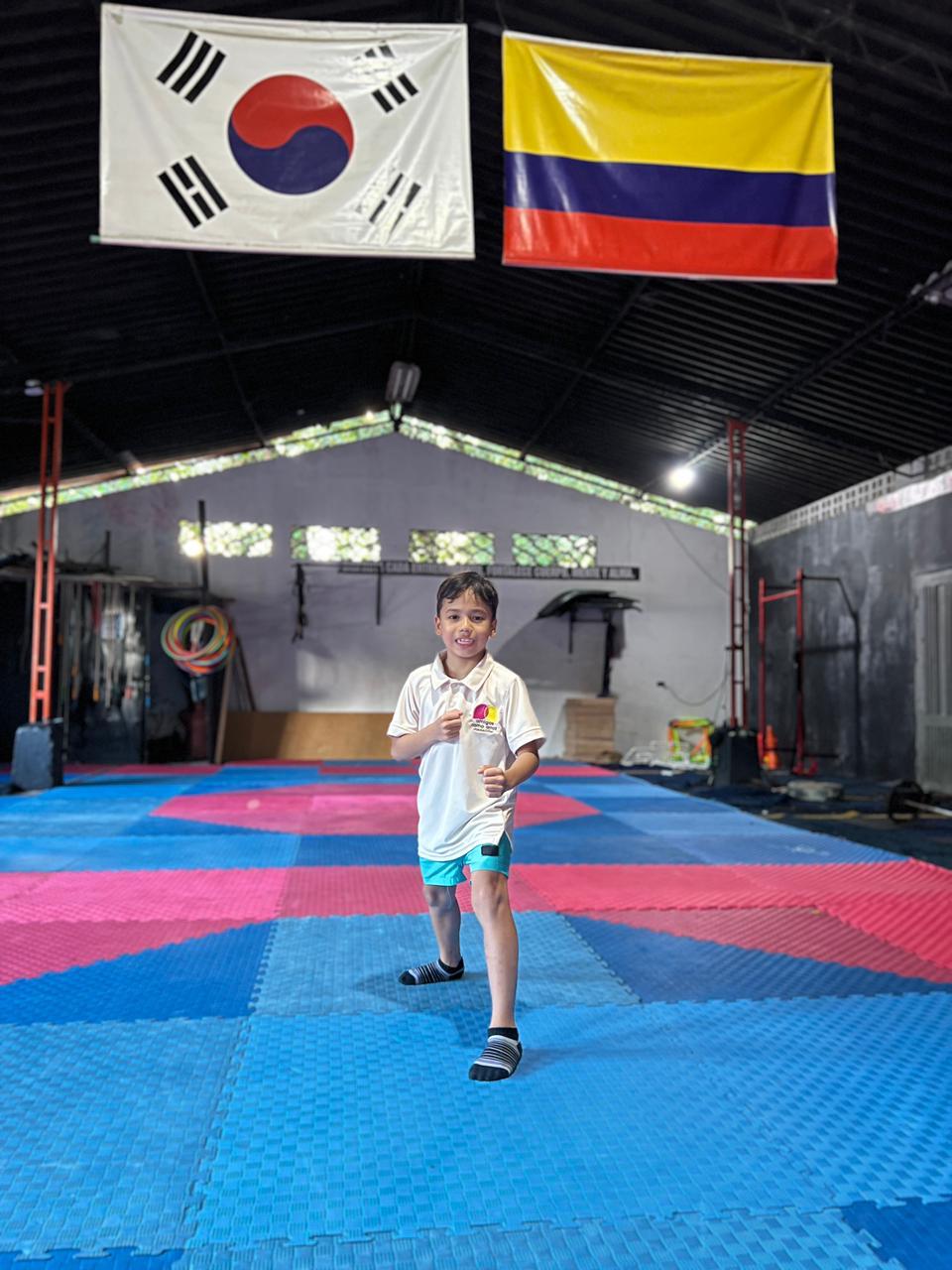 Participantes en práctica de taekwondo